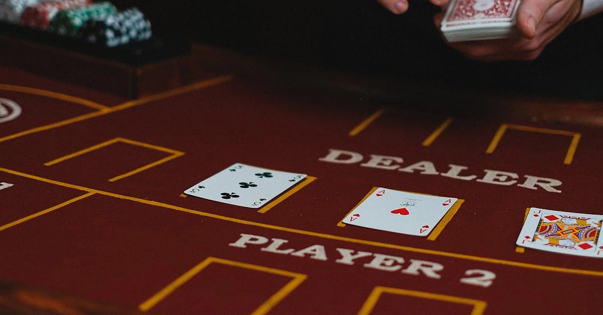 Блэкджек в казино: карты и фишки на игровом столе