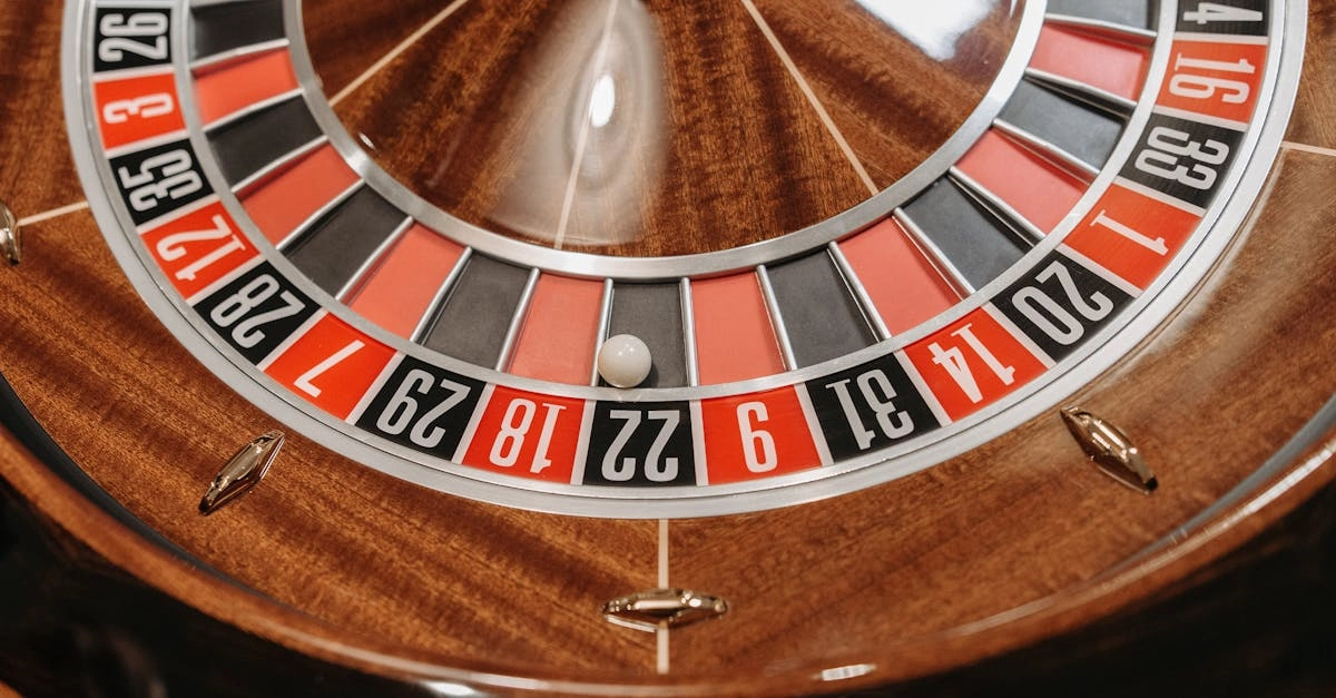 Рулетка в казино с игровым столом и вращающимся колесом